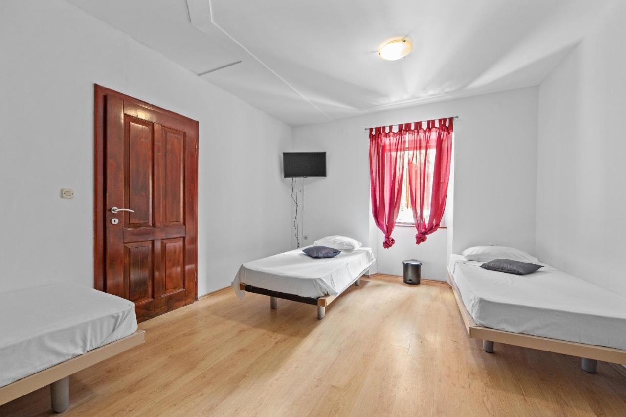 Pula Hostel Экстерьер фото