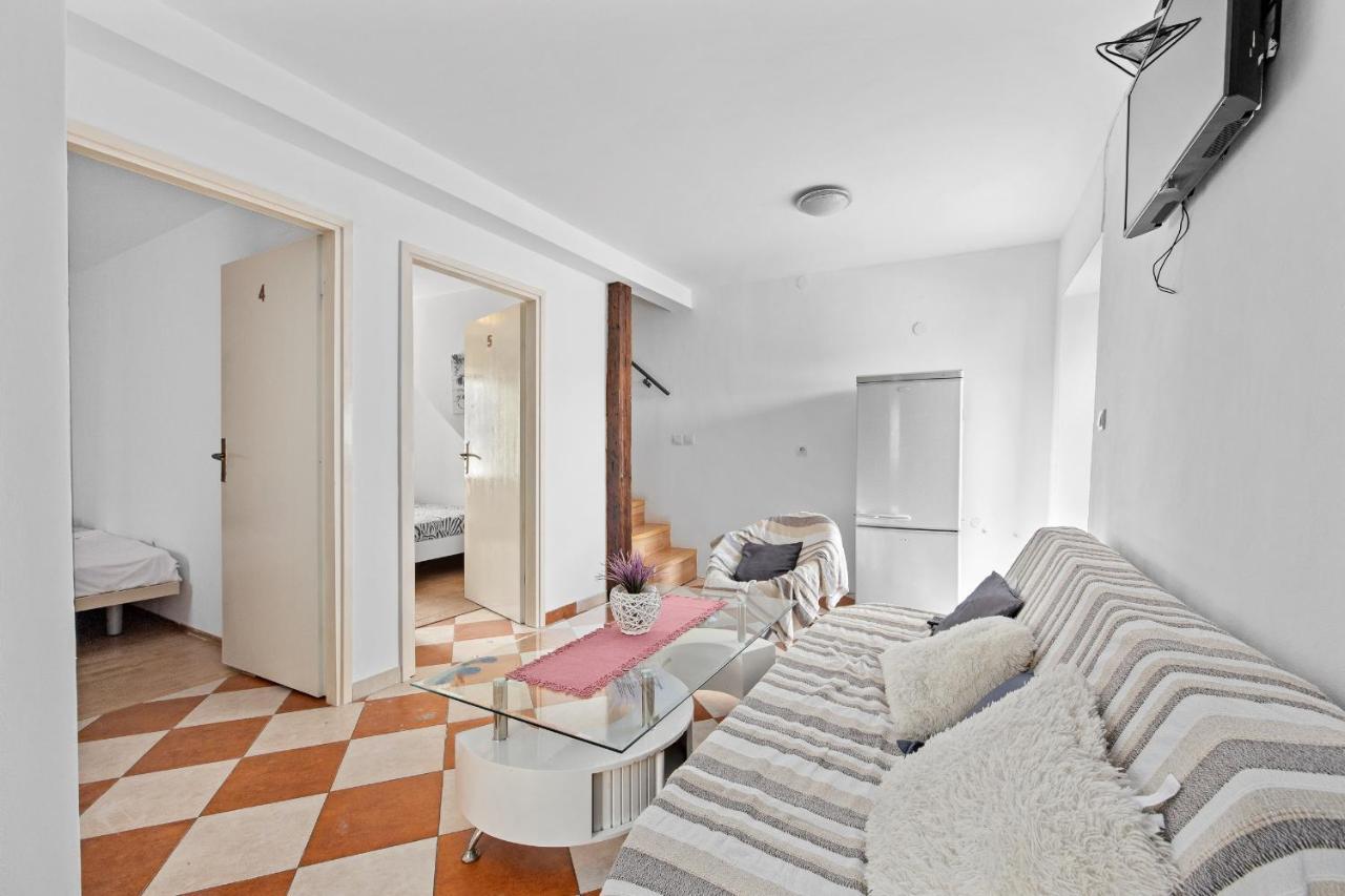 Pula Hostel Экстерьер фото