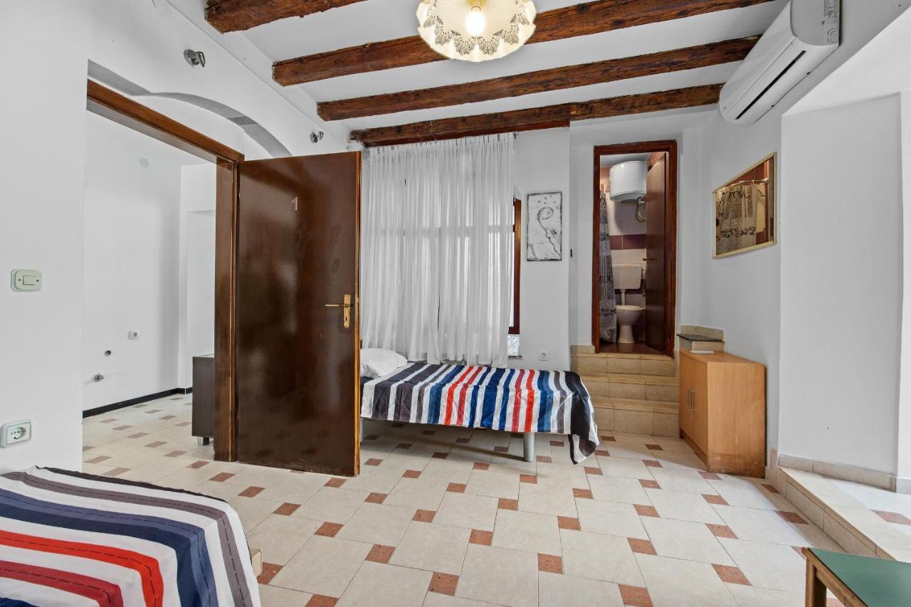 Pula Hostel Экстерьер фото